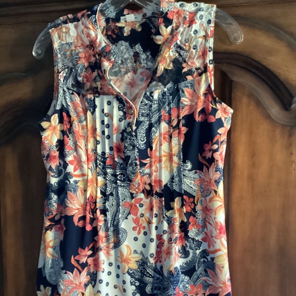 Beautiful polyester top size small - Picture 1 of 6